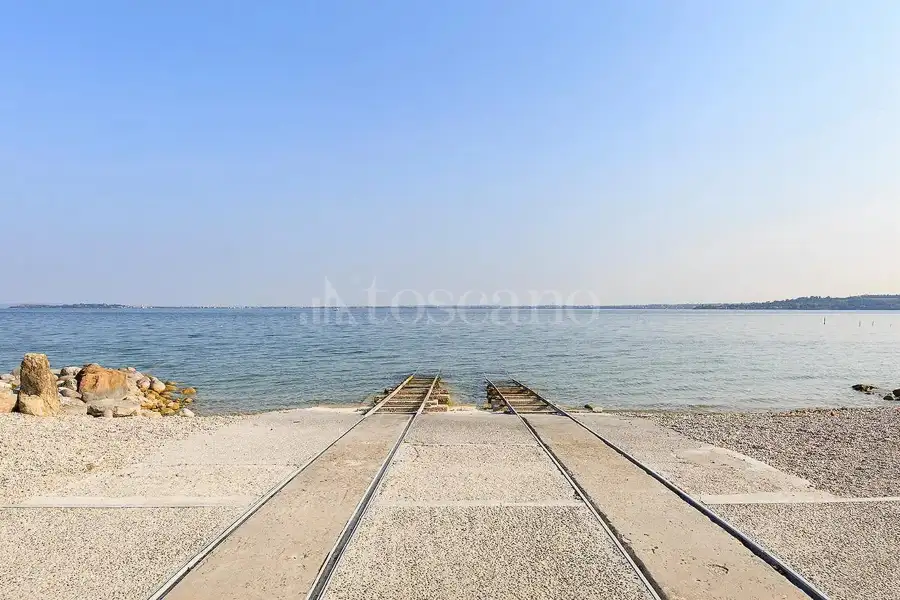 Villa in vendita di 1.300 mq trattativa riservata (rif. 38/2024)