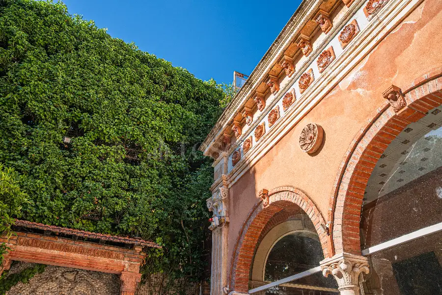 Villa in vendita di 1.200 mq a €4.250.000 (rif. 61/2026)