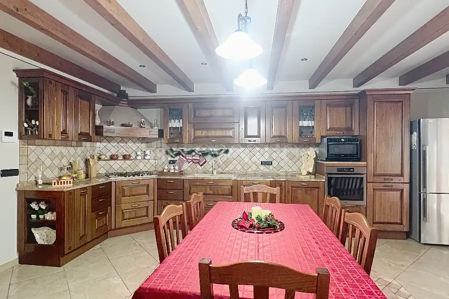 Villa Plurifamiliare in vendita di 480 mq a €680.000 (rif. 2/2026)