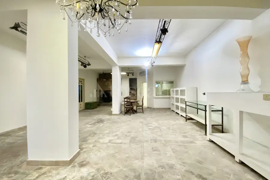 Negozio in vendita di 209 mq a €260.000 (rif. 11/2025)