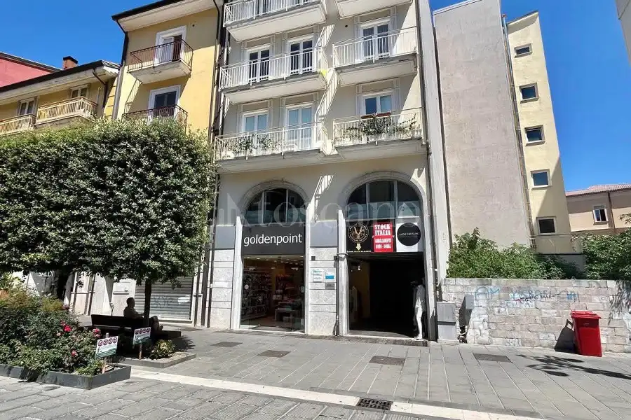 Negozio in affitto di 60 mq a €700 (rif. 162/2026)
