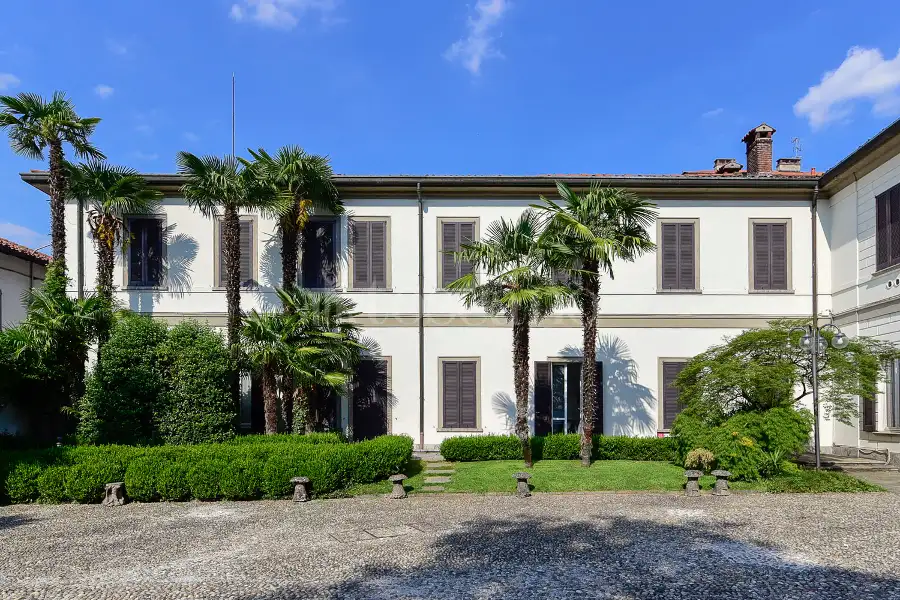 Albergo in vendita di 2.300 mq a €4.500.000 (rif. 39/2026)
