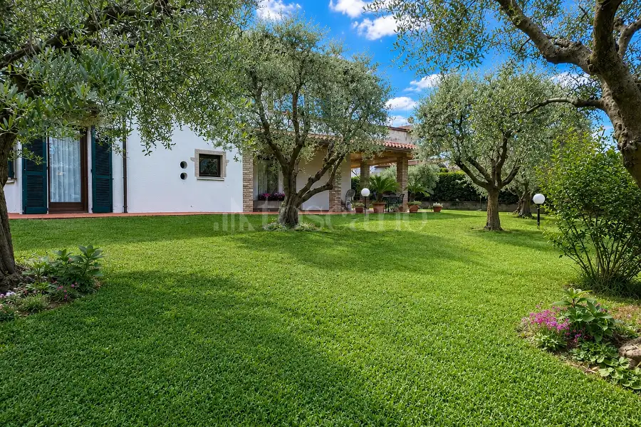 Villa in vendita di 300 mq a €1.600.000 (rif. 12/2026)