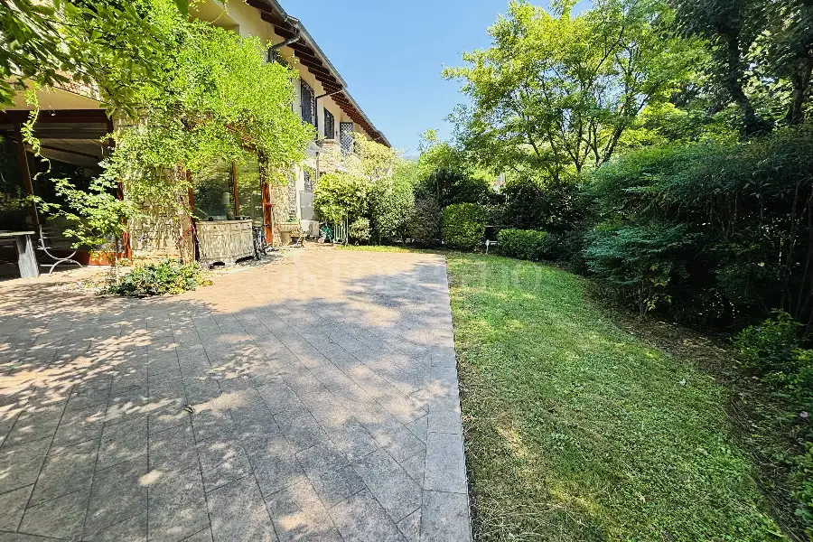 Villa in vendita di 385 mq a €880.000 (rif. 39/2026)