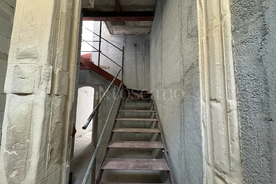 Palazzo in vendita di 420 mq a €800.000 (rif. 107/2026)