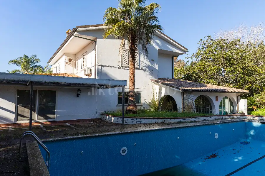 Villa in vendita di 700 mq a €1.000.000 (rif. 131/2025)