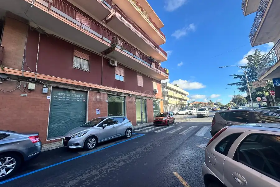 Negozio in affitto di 122 mq a €2.400 (rif. 233/2025)