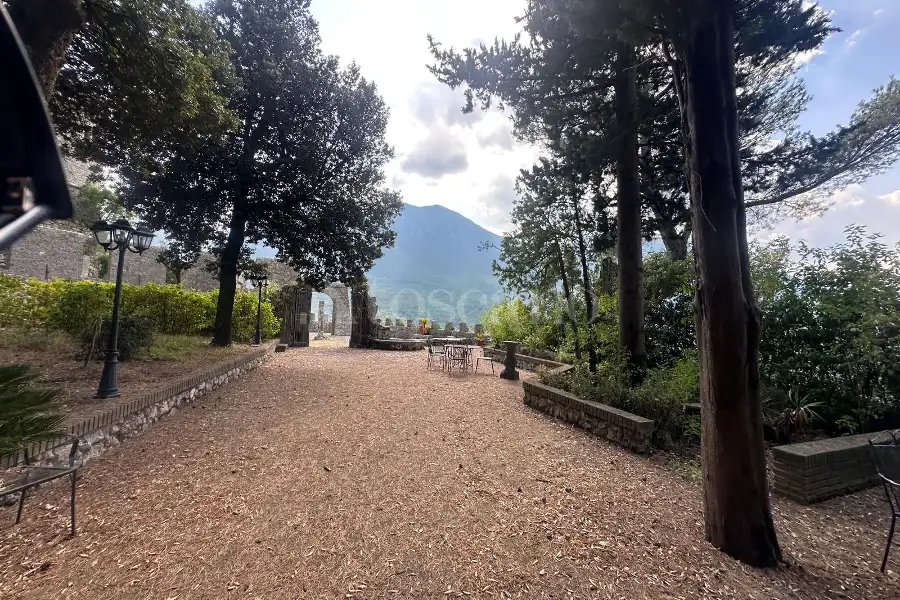 Palazzo in vendita di 3.000 mq trattativa riservata (rif. 69/2026)
