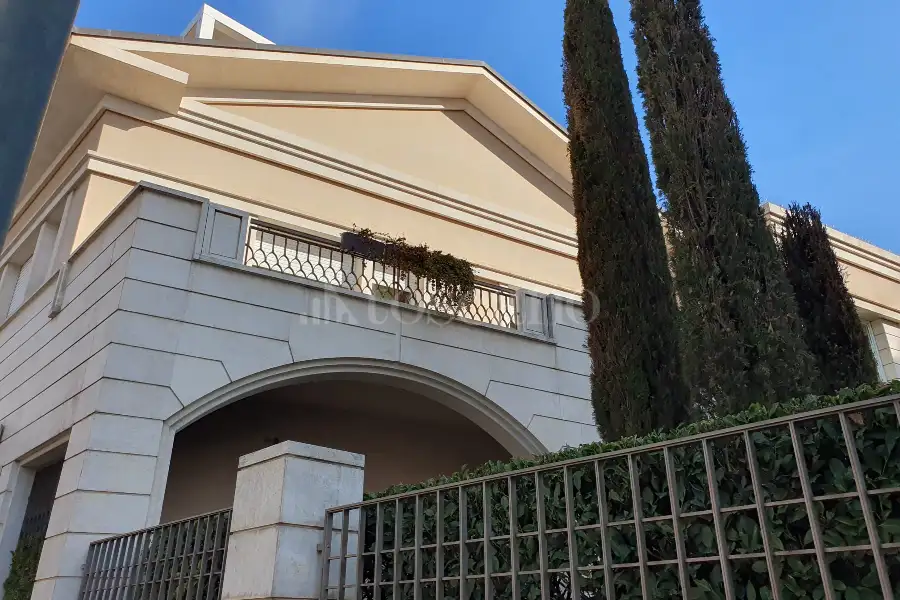 Villa in vendita di 800 mq trattativa riservata (rif. 23/2024)