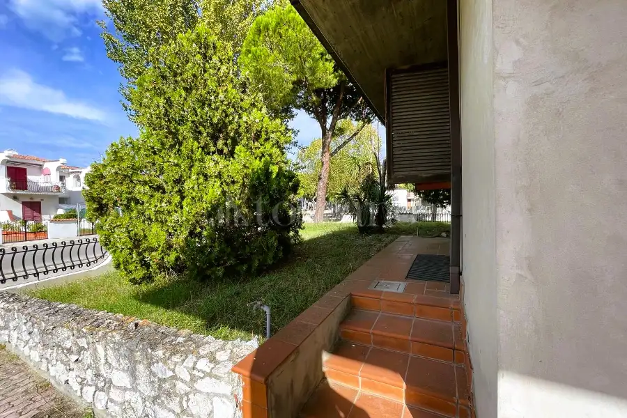 Villa in vendita di 305 mq a €650.000 (rif. 12/2025)