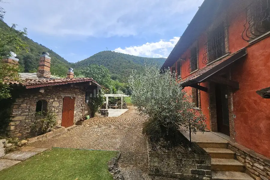 Villa in vendita di 600 mq a €700.000 (rif. 18/2026)