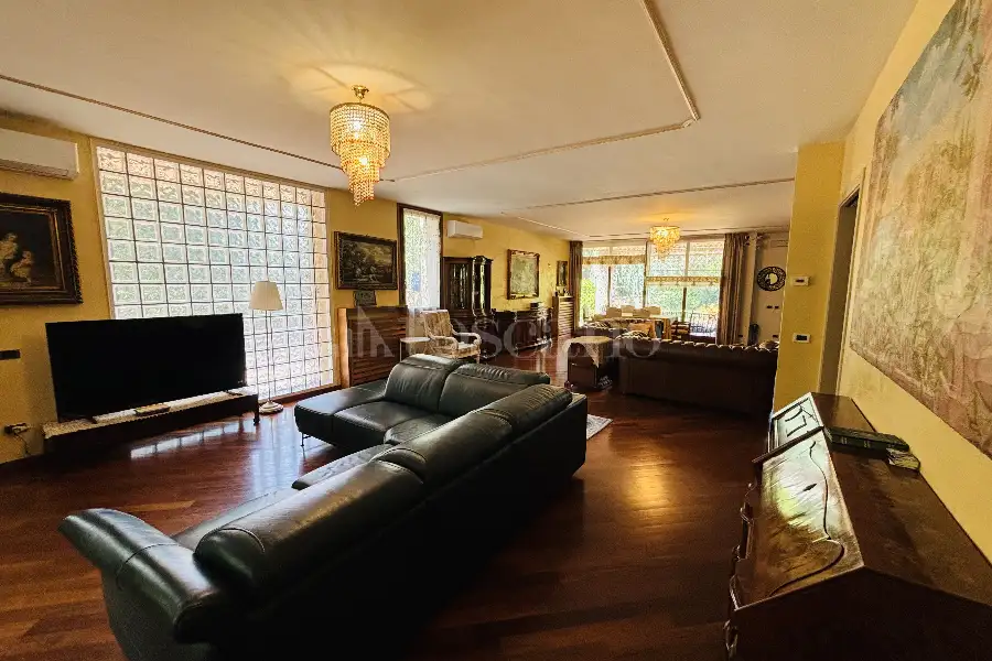 Villa in vendita di 385 mq a €880.000 (rif. 39/2026)