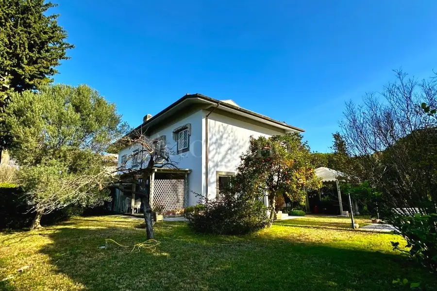 Villa Bifamiliare in vendita di 260 mq a €729.000 (rif. 5/2026)