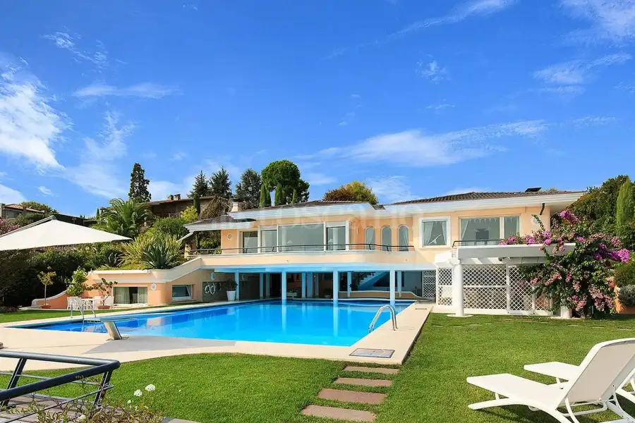 Villa in vendita di 1.300 mq trattativa riservata (rif. 38/2024)