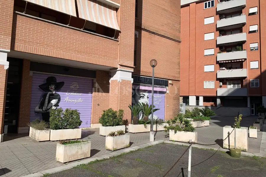 Negozio in vendita di 80 mq a €229.000 (rif. 12/2026)