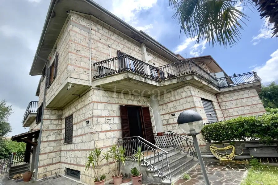Villa Bifamiliare in vendita di 450 mq a €249.000 (rif. 23/2025)