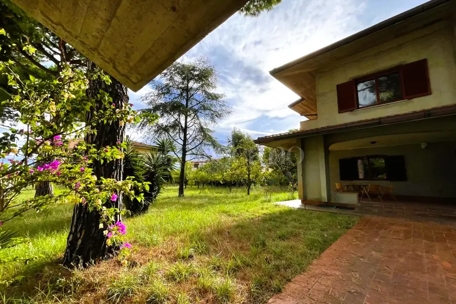 Villa in vendita di 305 mq a €650.000 (rif. 12/2025)