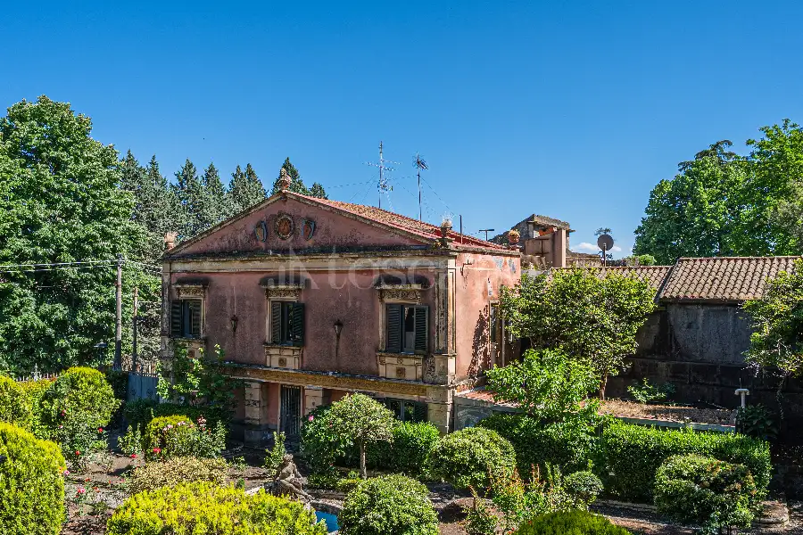 Villa in vendita di 1.200 mq a €4.250.000 (rif. 61/2026)