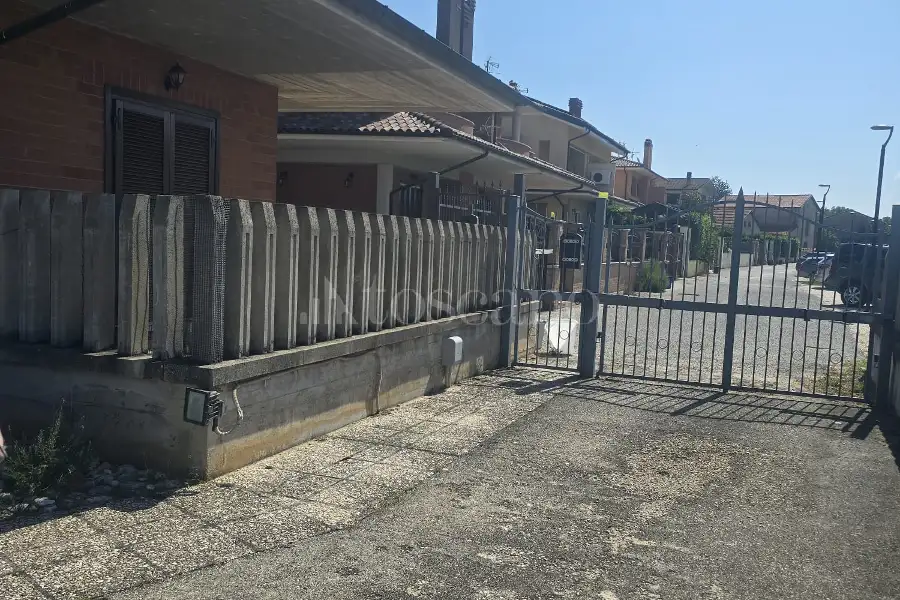 Villa Bifamiliare in vendita di 220 mq a €220.000 (rif. 63/2026)