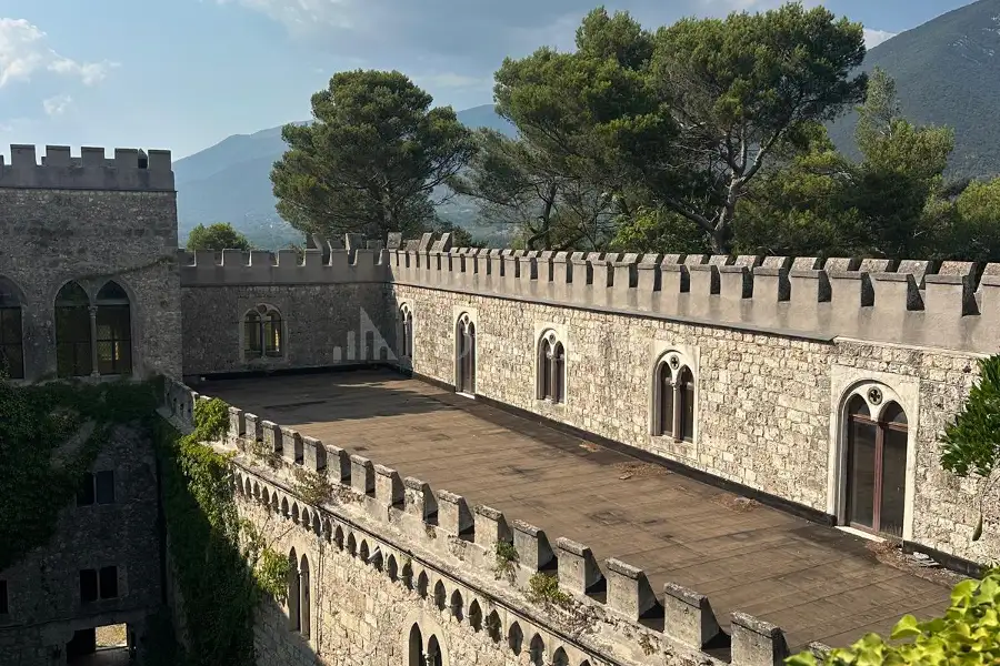 Palazzo in vendita di 3.000 mq trattativa riservata (rif. 69/2026)