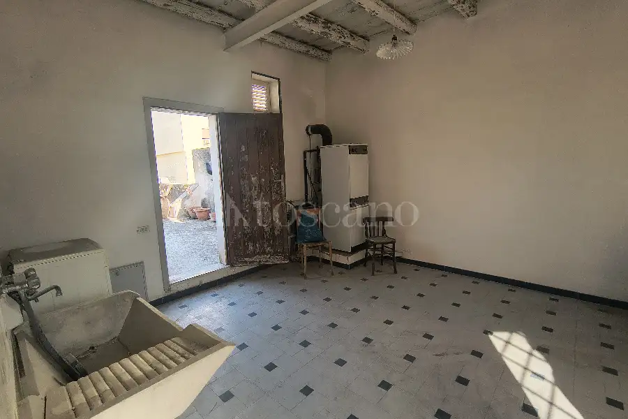 Palazzo in vendita di 585 mq a €338.000 (rif. 51/2026)