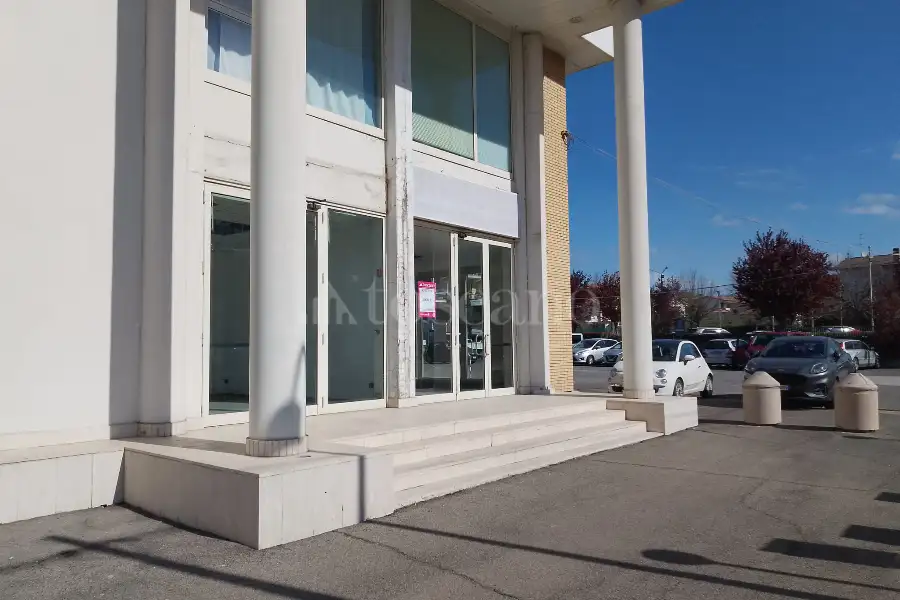 Negozio in affitto di 350 mq trattativa riservata (rif. 12/2025)