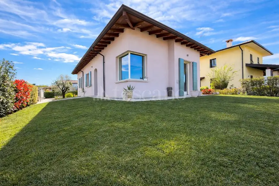 Villa in vendita di 240 mq a €595.000 (rif. 7/2026)