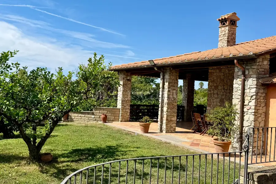 Villa Bifamiliare in vendita di 400 mq a €829.000 (rif. 33/2026)