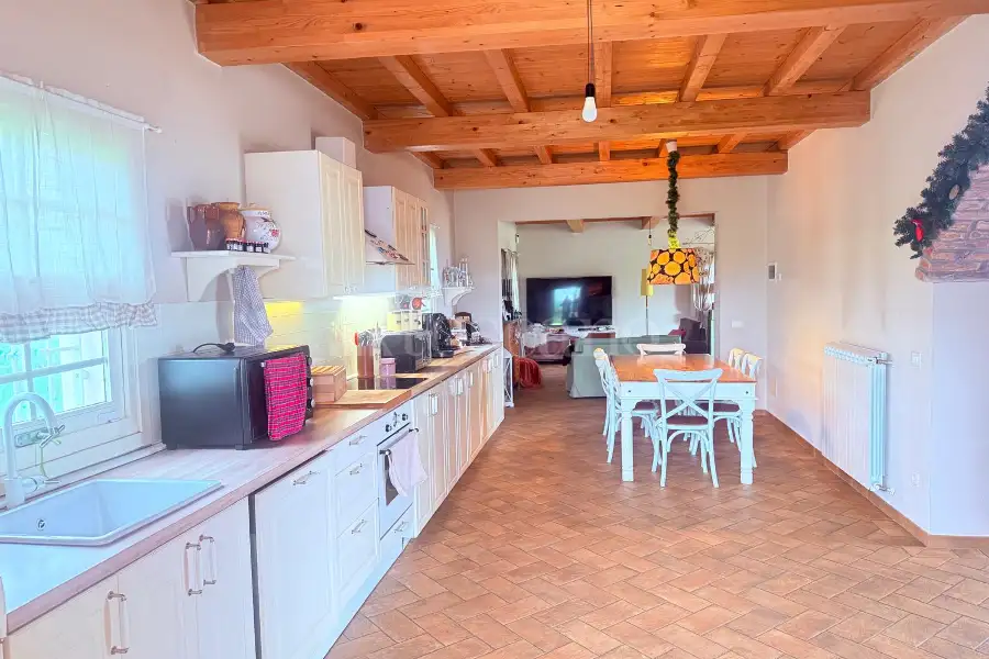 Casale in vendita di 300 mq a €990.000 (rif. 9/2026)