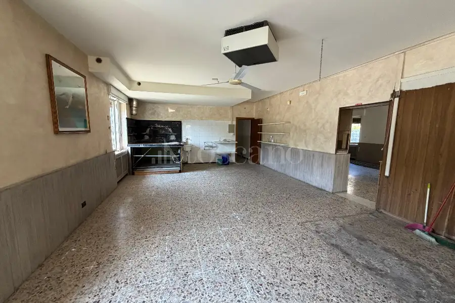 Negozio in vendita di 350 mq a €355.000 (rif. 23/2026)