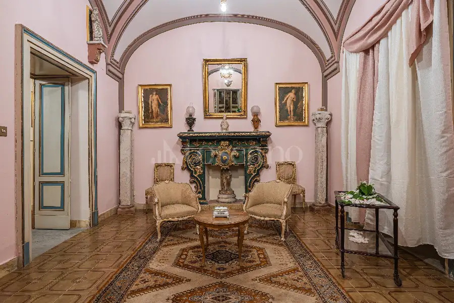 Villa in vendita di 1.200 mq a €4.250.000 (rif. 61/2026)