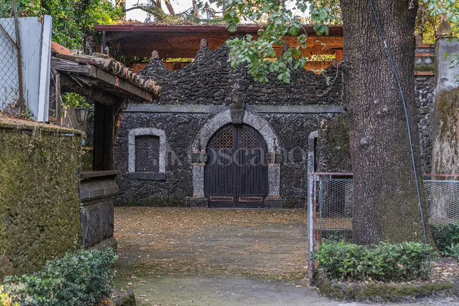 Villa in vendita di 1.200 mq a €4.250.000 (rif. 61/2026)
