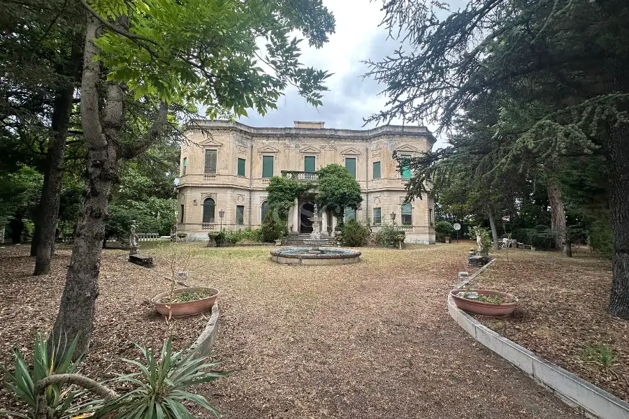 Villa in vendita di 1.000 mq a €2.000.000 (rif. 57/2026)