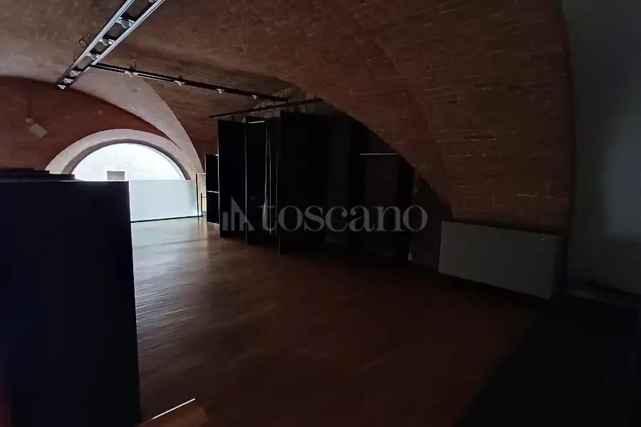 Negozio in affitto di 145 mq a €1.950 (rif. 20/2025)
