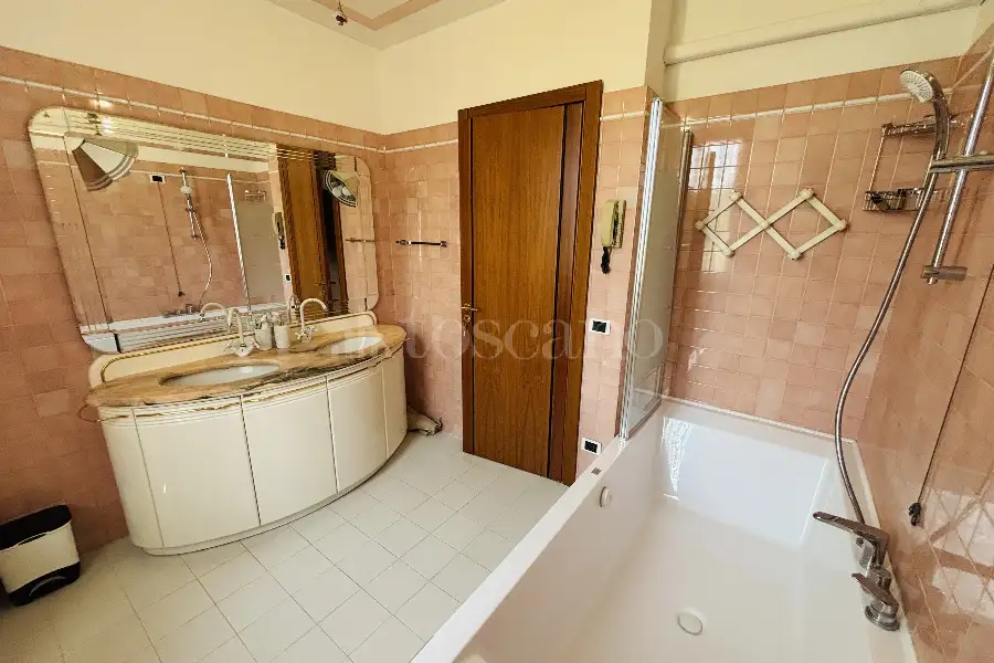 Villa in vendita di 385 mq a €880.000 (rif. 39/2026)