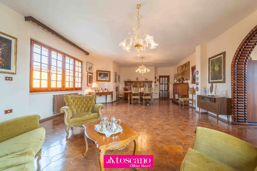 Casa Indipendente in vendita di 400 mq a €300.000 (rif. 72/2025)