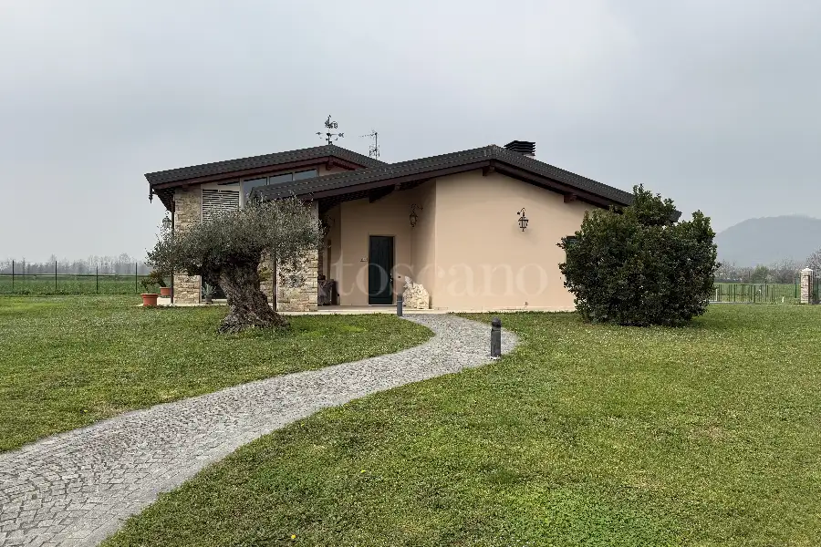 Villa in vendita di 230 mq a €1.100.000 (rif. 17/2026)