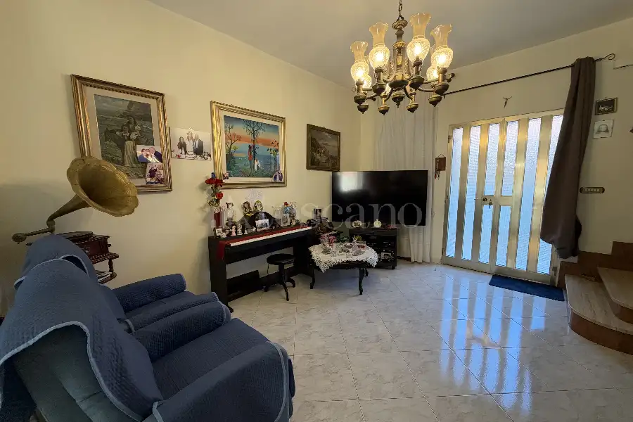 Villa Plurifamiliare in vendita di 400 mq a €399.000 (rif. 137/2026)