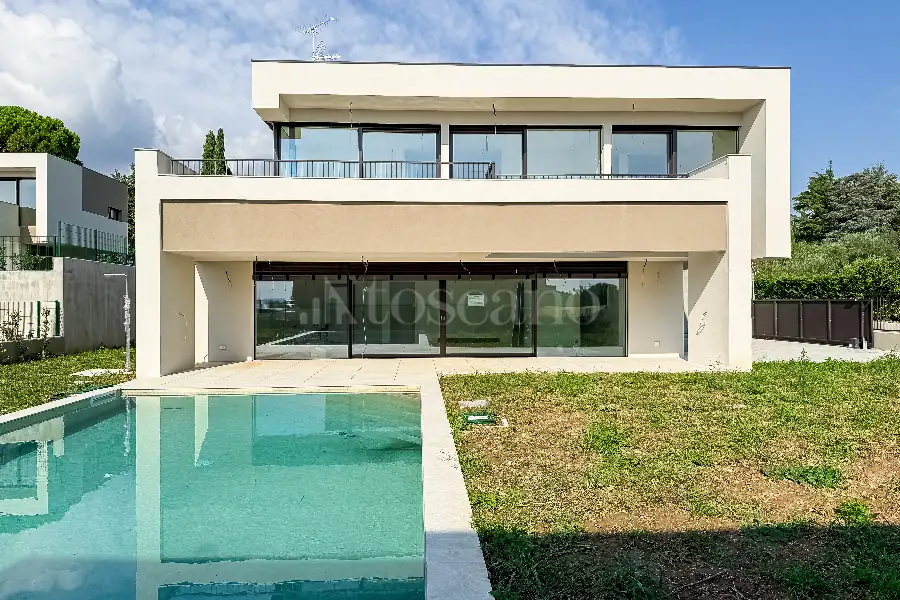 Villa in vendita di 292 mq a €1.515.000 (rif. 12/2025)