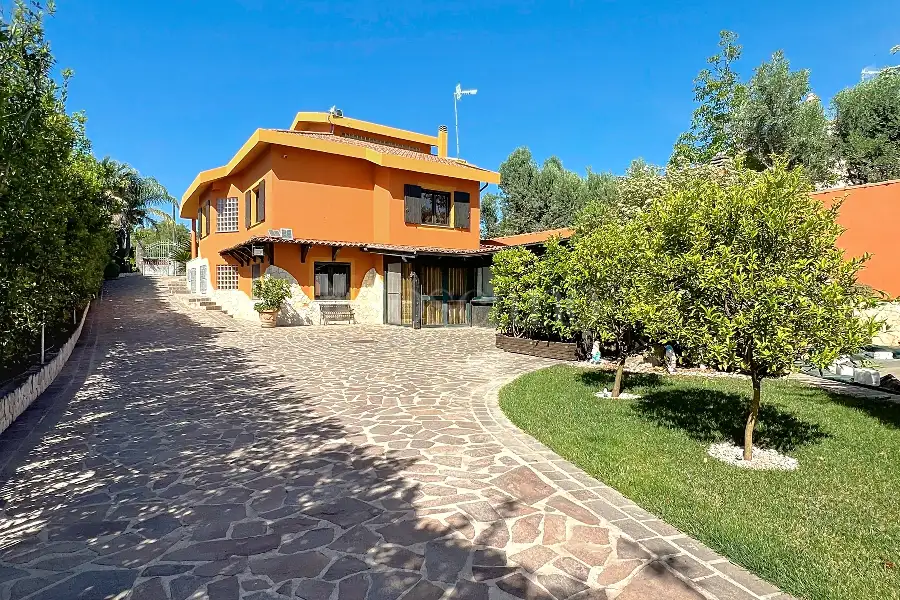 Casa Indipendente in vendita di 330 mq a €590.000 (rif. 82/2025)
