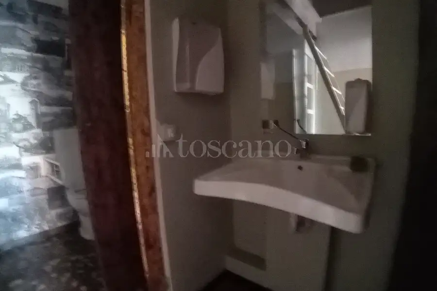 Negozio in affitto di 70 mq a €1.150 (rif. 12/2026)