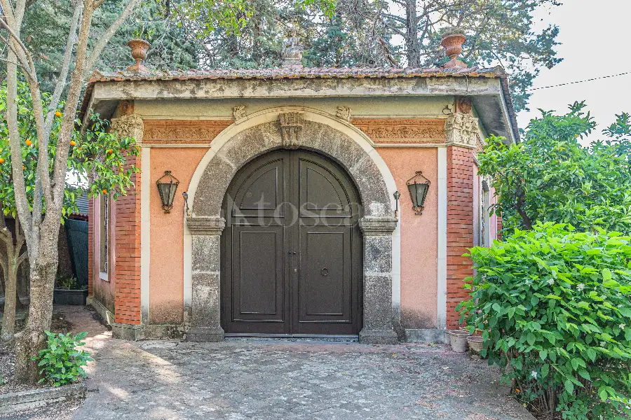 Villa in vendita di 1.200 mq a €4.250.000 (rif. 61/2026)