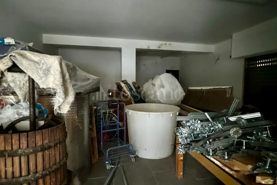 Negozio in vendita di 180 mq a €85.000 (rif. 11/2026)