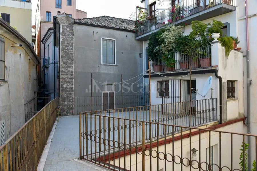 Casa in vendita di 410 mq a €420.000 (rif. 25/2026)