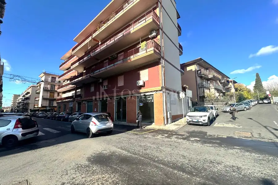 Negozio in affitto di 122 mq a €2.400 (rif. 233/2025)