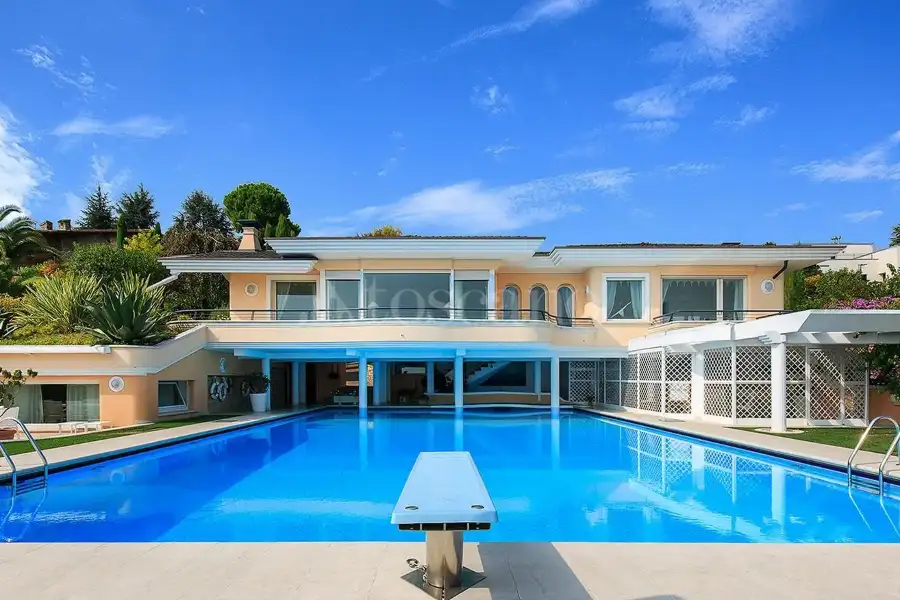 Villa in vendita di 1.300 mq trattativa riservata (rif. 38/2024)