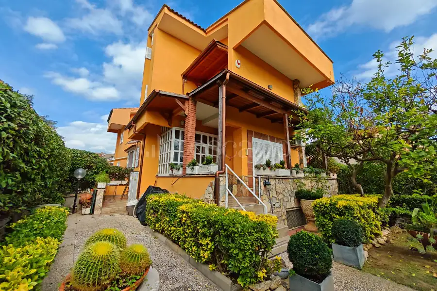 Villa Plurifamiliare in vendita di 260 mq a €489.000 (rif. 59/2026)