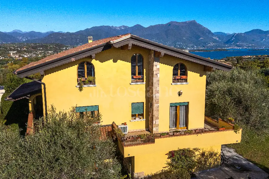 Villa in vendita di 583 mq a €2.680.000 (rif. 66/2025)