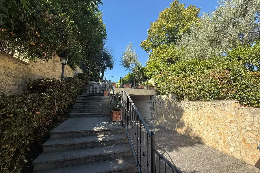 Villa Plurifamiliare in vendita di 220 mq a €545.000 (rif. 12/2026)