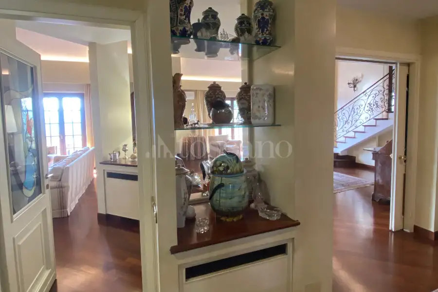 Villa Plurifamiliare in vendita di 850 mq a €899.000 (rif. 5/2026)